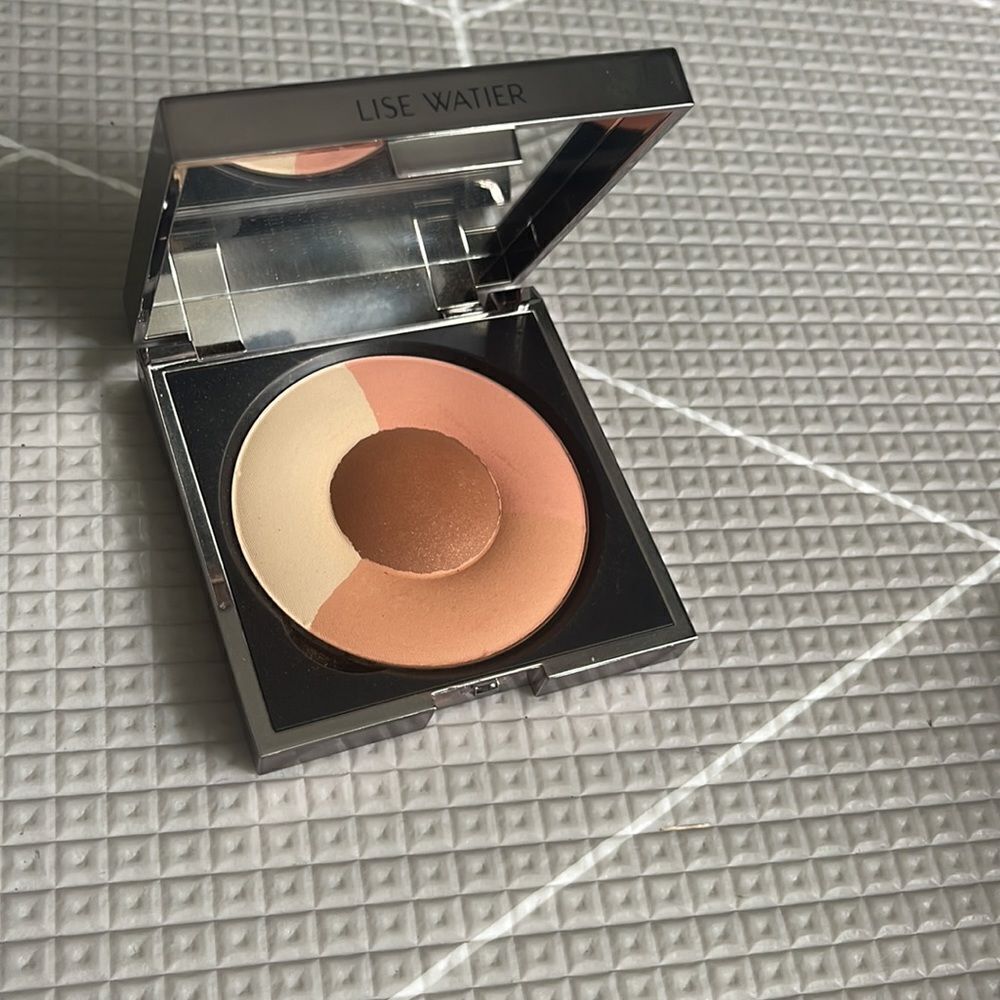 Lise Watier
Satellite Bronzing Powder - Picture 3 of 3